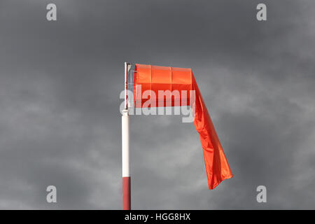 Windsack Ausrüstung überprüfen Sie die Windrichtung Schlag in der Tageszeit und kein Wind wehen am bewölkten Himmel bewölkt. Stockfoto