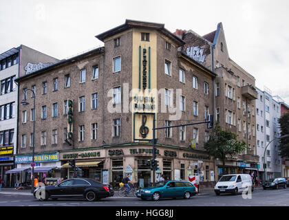 Berlin Neukölln, Karl-Marx-Straße. Historisches Eckgebäude mit Musik-Baden Laden, in dem Vinyl-Platten und Grammophone sowie musikalisches Zubehör verkauft werden Stockfoto