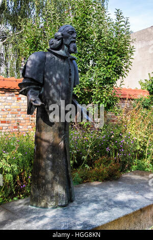 Berlin, Neukölln, Richardstrasse. Comenius-Garten. Bronze-Statue des Philosophen Johann Amos Comenius im böhmischen Dorf Rixdorf Stockfoto