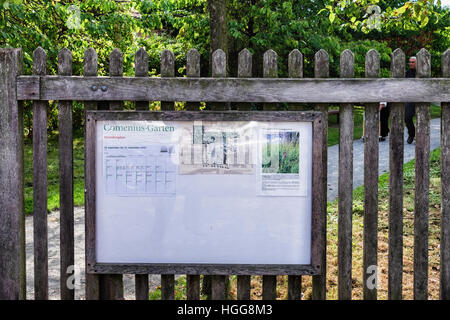 Berlin, Neukölln, Richardstrasse. Comenius-Garten-Eingang & Info Board. Benannt nach dem Philosophen Johann Amos Comenius im böhmischen Dorf Rixdorf Stockfoto