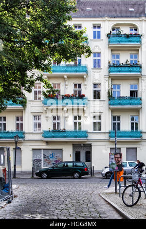 Deutschland, Berlin, Neukölln.Typical Wohnhaus mit schmiedeeisernen Balkonen in gepflasterten Straße im böhmischen Dorf Rixdorf Stockfoto