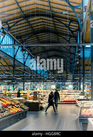 REWE Supermarkt Gang und Shopper in schöne neu renovierte alte Markthalle bauen, Invalidenstraße, Berlin-Mitte Stockfoto