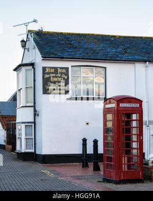 Burnham auf Crouch, Essex. Star Inn Pub & alte rote Telefonzelle im Riverside Dorf & Holiday Resort am tidal River Crouch. Stockfoto