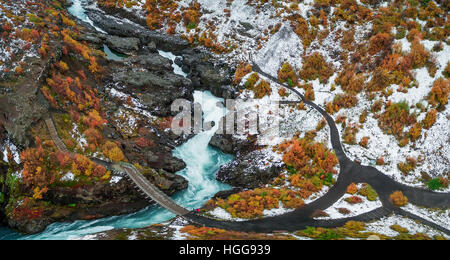 Hraunfossar Wasserfälle im Herbst, Borgafjordur, Island. Dieses Bild wird mit einer Drohne geschossen. Stockfoto