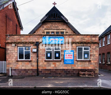 Burnham auf Crouch, Essex, England. Dominos Pizza schnell Essen Shoperöffnung in Str. Marys Kirche Halle. Alte Stein Gebäude im Dorf High Street. Stockfoto