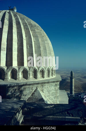 Dach Dome Zinciriye Medrese (1385) oder Sultan Isa Medrese und Blick auf das Minarett der großen Moschee (c12th) oder der Ulu Camii Mardin Türkei Stockfoto