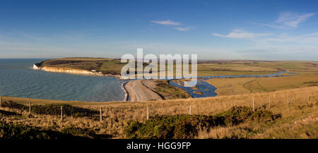 Panoramasicht auf das Cuckmere Valley von der South Downs Way auf den Seven Sisters Klippen, East Sussex, UK. Stockfoto