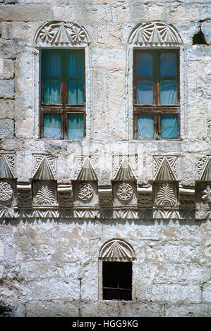 Geschnitzten Stein-Fassade mit dekorativen Elementen eines ehemaligen griechischen Haus in Mustafapasa Urgup Nevsehir Kappadokien Türkei Stockfoto
