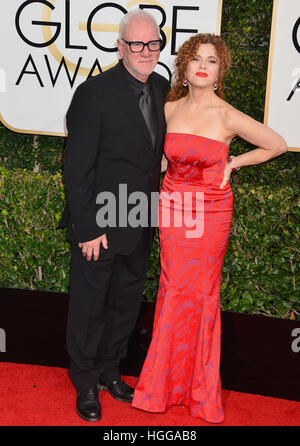 Los Angeles, Kalifornien, USA. 8. Januar 2017. Los Angeles, USA. 8. Januar 2017. Malcolm McDowell, Bernadette Peters 306 74. Annual Golden Globe Awards im Beverly Hilton in Los Angeles angekommen. 8. Januar 2017 © Gamma-USA/Alamy Live-Nachrichten Stockfoto