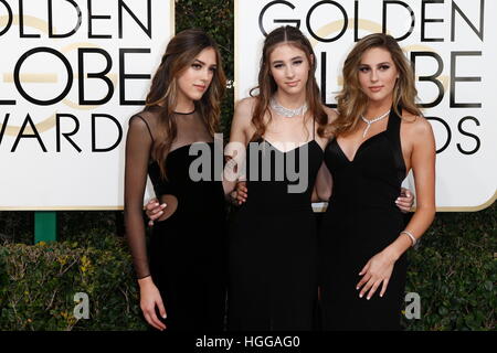 Beverly Hills, uns. 8. Januar 2017. Miss Golden Globe Sixtinische Stallone, Scarlet Stallone und Sophia Stallone erreichen die 74. Annual Golden Globe Awards, Golden Globes in Beverly Hills, Los Angeles, USA, am 8. Januar 2017. Foto: Hubert Boesl Photo: Hubert Boesl / / Dpa/Alamy Live News Stockfoto