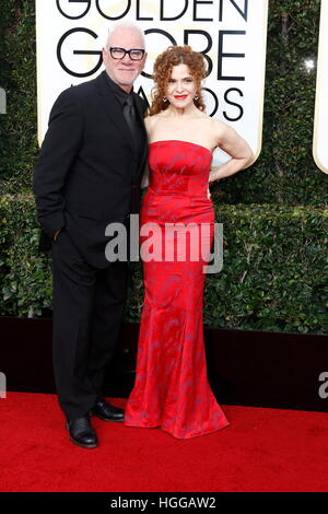 Beverly Hills, uns. 8. Januar 2017. Malcolm McDowell und Bernadette Peters erreichen die 74. Annual Golden Globe Awards, Golden Globes in Beverly Hills, Los Angeles, USA, am 8. Januar 2017. Foto: Hubert Boesl Photo: Hubert Boesl / / Dpa/Alamy Live News Stockfoto