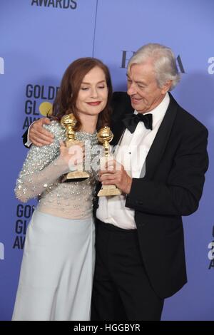 Hollywood, Kalifornien, USA. 9. Januar 2017. 74. annual Golden Awards - Presseraum. Das Beverly Hilton Hotel, Beverly Hills, Kalifornien, USA. ISABELLE HUPPERT UND PAUL VERHOEVEN. Bildnachweis: ZUMA Press, Inc./Alamy Live-Nachrichten Stockfoto