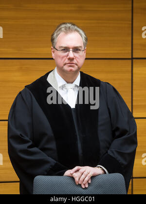 Bochum, Deutschland. 9. Januar 2017. Der Vorsitzende Richter Markus van Den Hoevel, fotografiert am Landgericht in Bochum, Deutschland, 9. Januar 2017. Die Prozess gegen den legendären Ex-Agenten Mauss Steuer bezieht sich auf eine angebliche geheime Fonds finanziert seine Missionen. Foto: Bernd Thissen/Dpa/Alamy Live News Stockfoto