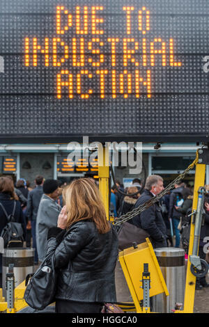 London, UK. 9. Januar 2017. Clapham Junction Station ist geschlossen wegen Überfüllung also Leute einfach haben zu beobachten und warten außerhalb - des Streiks auf London unterirdisch Ursachen wesentliche Beeinträchtigung anderer Reiserouten in der Umgebung von Clapham. © Guy Bell/Alamy Live-Nachrichten Stockfoto