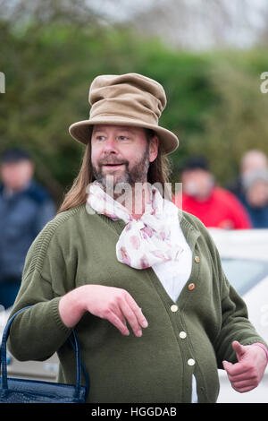 Comberton Cambridge UK 9. Januar 2017. Die Cambridge Morris Männer führen einen Molly-Tanz auf der Straße, Pflug Montag, der traditionelle Start des neuen landwirtschaftlichen Jahres am ersten Montag nach dem Dreikönigstag, den zwölften Tag von Weihnachten zu feiern. Dies ist eine Tradition in East Anglia beliebt. Heute die Gruppe an Schulen durchgeführt und wird anderen Tänzern feiern in den lokalen Pubs weiterhin anmelden. Kredit Julian Eales/Alamy Live-Nachrichten Stockfoto