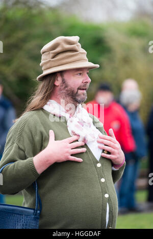 Comberton Cambridge UK 9. Januar 2017. Die Cambridge Morris Männer führen einen Molly-Tanz auf der Straße, Pflug Montag, der traditionelle Start des neuen landwirtschaftlichen Jahres am ersten Montag nach dem Dreikönigstag, den zwölften Tag von Weihnachten zu feiern. Dies ist eine Tradition in East Anglia beliebt. Heute die Gruppe an Schulen durchgeführt und wird anderen Tänzern feiern in den lokalen Pubs weiterhin anmelden. Kredit Julian Eales/Alamy Live-Nachrichten Stockfoto