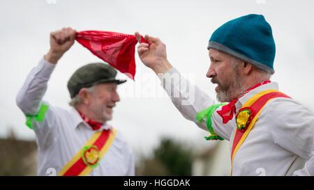 Comberton Cambridge UK 9. Januar 2017. Die Cambridge Morris Männer führen einen Molly-Tanz auf der Straße, Pflug Montag, der traditionelle Start des neuen landwirtschaftlichen Jahres am ersten Montag nach dem Dreikönigstag, den zwölften Tag von Weihnachten zu feiern. Dies ist eine Tradition in East Anglia beliebt. Heute die Gruppe an Schulen durchgeführt und wird anderen Tänzern feiern in den lokalen Pubs weiterhin anmelden. Kredit Julian Eales/Alamy Live-Nachrichten Stockfoto