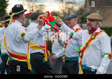 Comberton Cambridge UK 9. Januar 2017. Die Cambridge Morris Männer führen einen Molly-Tanz auf der Straße, Pflug Montag, der traditionelle Start des neuen landwirtschaftlichen Jahres am ersten Montag nach dem Dreikönigstag, den zwölften Tag von Weihnachten zu feiern. Dies ist eine Tradition in East Anglia beliebt. Heute die Gruppe an Schulen durchgeführt und wird anderen Tänzern feiern in den lokalen Pubs weiterhin anmelden. Kredit Julian Eales/Alamy Live-Nachrichten Stockfoto