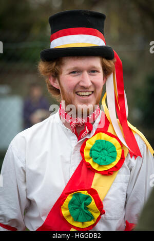 Comberton Cambridge UK 9. Januar 2017. Die Cambridge Morris Männer führen einen Molly-Tanz auf der Straße, Pflug Montag, der traditionelle Start des neuen landwirtschaftlichen Jahres am ersten Montag nach dem Dreikönigstag, den zwölften Tag von Weihnachten zu feiern. Dies ist eine Tradition in East Anglia beliebt. Heute die Gruppe an Schulen durchgeführt und wird anderen Tänzern feiern in den lokalen Pubs weiterhin anmelden. Kredit Julian Eales/Alamy Live-Nachrichten Stockfoto