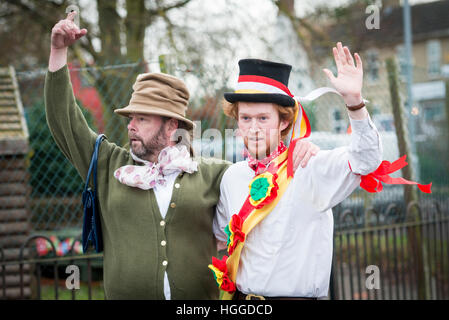 Comberton Cambridge UK 9. Januar 2017. Die Cambridge Morris Männer führen einen Molly-Tanz auf der Straße, Pflug Montag, der traditionelle Start des neuen landwirtschaftlichen Jahres am ersten Montag nach dem Dreikönigstag, den zwölften Tag von Weihnachten zu feiern. Dies ist eine Tradition in East Anglia beliebt. Heute die Gruppe an Schulen durchgeführt und wird anderen Tänzern feiern in den lokalen Pubs weiterhin anmelden. Kredit Julian Eales/Alamy Live-Nachrichten Stockfoto