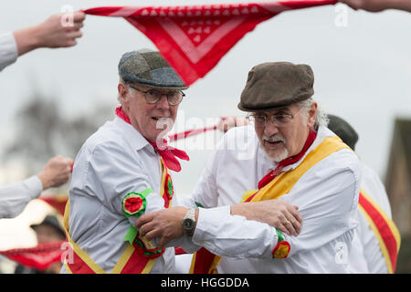 Comberton Cambridge UK 9. Januar 2017. Die Cambridge Morris Männer führen einen Molly-Tanz auf der Straße, Pflug Montag, der traditionelle Start des neuen landwirtschaftlichen Jahres am ersten Montag nach dem Dreikönigstag, den zwölften Tag von Weihnachten zu feiern. Dies ist eine Tradition in East Anglia beliebt. Heute die Gruppe an Schulen durchgeführt und wird anderen Tänzern feiern in den lokalen Pubs weiterhin anmelden. Kredit Julian Eales/Alamy Live-Nachrichten Stockfoto