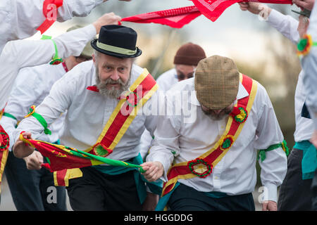 Comberton Cambridge UK 9. Januar 2017. Die Cambridge Morris Männer führen einen Molly-Tanz auf der Straße, Pflug Montag, der traditionelle Start des neuen landwirtschaftlichen Jahres am ersten Montag nach dem Dreikönigstag, den zwölften Tag von Weihnachten zu feiern. Dies ist eine Tradition in East Anglia beliebt. Heute die Gruppe an Schulen durchgeführt und wird anderen Tänzern feiern in den lokalen Pubs weiterhin anmelden. Kredit Julian Eales/Alamy Live-Nachrichten Stockfoto