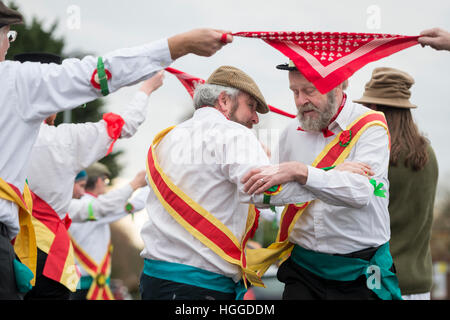 Comberton Cambridge UK 9. Januar 2017. Die Cambridge Morris Männer führen einen Molly-Tanz auf der Straße, Pflug Montag, der traditionelle Start des neuen landwirtschaftlichen Jahres am ersten Montag nach dem Dreikönigstag, den zwölften Tag von Weihnachten zu feiern. Dies ist eine Tradition in East Anglia beliebt. Heute die Gruppe an Schulen durchgeführt und wird anderen Tänzern feiern in den lokalen Pubs weiterhin anmelden. Kredit Julian Eales/Alamy Live-Nachrichten Stockfoto