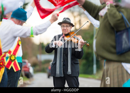 Comberton Cambridge UK 9. Januar 2017. Die Cambridge Morris Männer führen einen Molly-Tanz auf der Straße, Pflug Montag, der traditionelle Start des neuen landwirtschaftlichen Jahres am ersten Montag nach dem Dreikönigstag, den zwölften Tag von Weihnachten zu feiern. Dies ist eine Tradition in East Anglia beliebt. Heute die Gruppe an Schulen durchgeführt und wird anderen Tänzern feiern in den lokalen Pubs weiterhin anmelden. Kredit Julian Eales/Alamy Live-Nachrichten Stockfoto