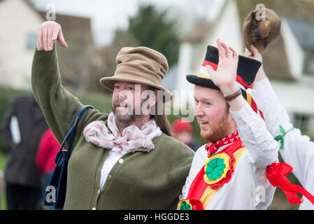 Comberton Cambridge UK 9. Januar 2017. Die Cambridge Morris Männer führen einen Molly-Tanz auf der Straße, Pflug Montag, der traditionelle Start des neuen landwirtschaftlichen Jahres am ersten Montag nach dem Dreikönigstag, den zwölften Tag von Weihnachten zu feiern. Dies ist eine Tradition in East Anglia beliebt. Heute die Gruppe an Schulen durchgeführt und wird anderen Tänzern feiern in den lokalen Pubs weiterhin anmelden. Kredit Julian Eales/Alamy Live-Nachrichten Stockfoto