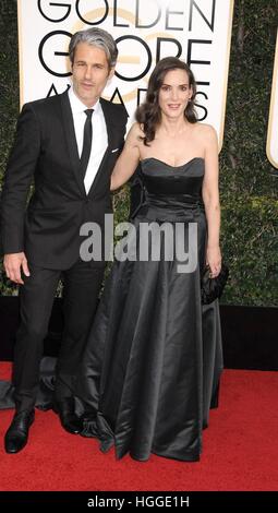 Wynona Ryder im Ankunftsbereich für 74. Annual Golden Globe Awards 2017 - Ankünfte, The Beverly Hilton Hotel, Beverly Hills, CA 8. Januar 2017. Foto von: Adrian Newton/Everett Collection Stockfoto