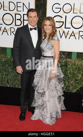 Beverly Hills, CA. 8. Januar 2017. John Travolta Kelly Preston im Ankunftsbereich für 74. Annual Golden Globe Awards 2017 - Ankünfte, The Beverly Hilton Hotel, Beverly Hills, CA 8. Januar 2017. © Adrian Newton/Everett Collection/Alamy Live-Nachrichten Stockfoto