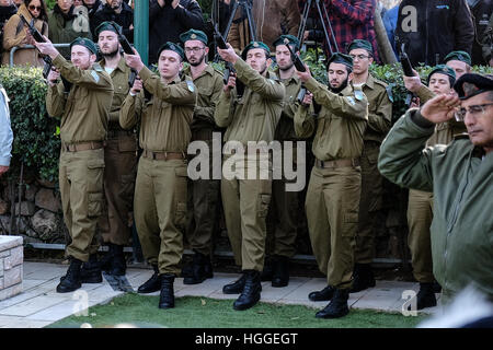 Jerusalem, Israel. 9. Januar 2017. Weiblich 22 Jahre alten Lt. Shir Hajaj von Ma'aleh Adumim wird auf dem Mount Herzl Militär Friedhof ruhen gebracht. Vier Soldaten wurden getötet und 17 verletzt, wenn ein LKW, angetrieben von einem palästinensischen Terroristen, die in einer Gruppe von Soldaten neben der Armon Hanatziv Promenade in Jerusalem am Sonntagnachmittag, 8. Januar 2017 gerammt. Bildnachweis: Nir Alon/Alamy Live-Nachrichten Stockfoto