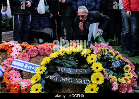 Jerusalem, Israel. 9. Januar 2017. Weiblich 22 Jahre alten Lt. Shir Hajaj von Ma'aleh Adumim wird auf dem Mount Herzl Militär Friedhof ruhen gebracht. Vier Soldaten wurden getötet und 17 verletzt, wenn ein LKW, angetrieben von einem palästinensischen Terroristen, die in einer Gruppe von Soldaten neben der Armon Hanatziv Promenade in Jerusalem am Sonntagnachmittag, 8. Januar 2017 gerammt. Bildnachweis: Nir Alon/Alamy Live-Nachrichten Stockfoto