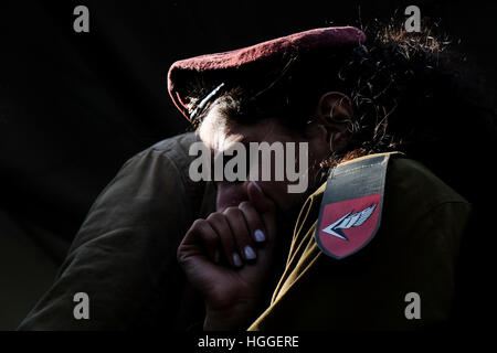 Jerusalem, Israel. 9. Januar 2017. Weiblich 22 Jahre alten Lt. Shir Hajaj von Ma'aleh Adumim wird auf dem Mount Herzl Militär Friedhof ruhen gebracht. Vier Soldaten wurden getötet und 17 verletzt, wenn ein LKW, angetrieben von einem palästinensischen Terroristen, die in einer Gruppe von Soldaten neben der Armon Hanatziv Promenade in Jerusalem am Sonntagnachmittag, 8. Januar 2017 gerammt. Bildnachweis: Nir Alon/Alamy Live-Nachrichten Stockfoto