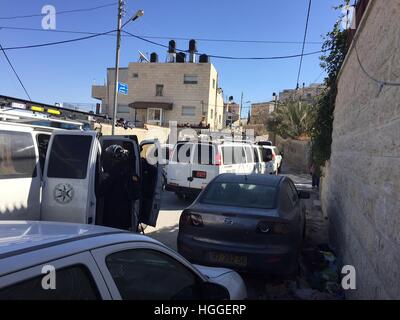 Jabel Mukaber, Jerusalem, Israel. 9. Januar 2017. Israelische Polizisten suchen den Bezirk von Jabel Mukaber, Jerusalem, Israel, 9. Januar 2017. Das Haus des Angreifers, einen LKW in einer Gruppe von Menschen am Sonntag, 8. Januar fuhr, befindet sich im Stadtteil. Drei Frauen und ein Mann wurden getötet und 17 weitere Personen verletzt. Israel plant das Haus des Angreifers zu zerstören. Foto: Maher Abukhater/Dpa/Alamy Live News Stockfoto