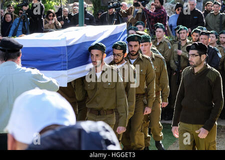 Jerusalem, Israel. 9. Januar 2017. Weiblich 22 Jahre alten Lt. Shir Hajaj von Ma'aleh Adumim wird auf dem Mount Herzl Militär Friedhof ruhen gebracht. Vier Soldaten wurden getötet und 17 verletzt, wenn ein LKW, angetrieben von einem palästinensischen Terroristen, die in einer Gruppe von Soldaten neben der Armon Hanatziv Promenade in Jerusalem am Sonntagnachmittag, 8. Januar 2017 gerammt. Bildnachweis: Nir Alon/Alamy Live-Nachrichten Stockfoto