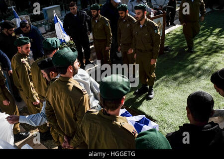 Jerusalem, Israel. 9. Januar 2017. Weiblich 22 Jahre alten Lt. Shir Hajaj von Ma'aleh Adumim wird auf dem Mount Herzl Militär Friedhof ruhen gebracht. Vier Soldaten wurden getötet und 17 verletzt, wenn ein LKW, angetrieben von einem palästinensischen Terroristen, die in einer Gruppe von Soldaten neben der Armon Hanatziv Promenade in Jerusalem am Sonntagnachmittag, 8. Januar 2017 gerammt. Bildnachweis: Nir Alon/Alamy Live-Nachrichten Stockfoto