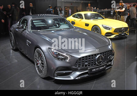 Detroit, USA. 9. Januar 2017. Die neue Mercedes-AMG GT C Edition 50 (vorne) und der Mercedes-AMG GT S werden während der ersten Pressetag auf der North American International Auto Show (NAIAS) in Detroit, USA, 9. Januar 2017 vorgestellt. Die Messe öffnet seine Türen am 9. Januar für die Presse und Autohändler, die breite Öffentlichkeit können die Messe vom 14. bis 22. Januar 2017 besuchen. Foto: Uli Deck/Dpa/Alamy Live News Stockfoto