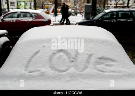 Berlin, Deutschland. 8. Januar 2017. "Love" steht auf ein Auto im Schnee in Berlin, Deutschland, 8. Januar 2017 bedeckt. Foto: Maurizio Gambarini/Dpa/Alamy Live News Stockfoto