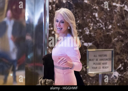 New York, USA. 9. Januar 2017. Kellyanne Conway ist in der Lobby des Trump Tower in New York, NY, USA am 9. Januar 2017 gesehen. Bildnachweis: Albin Lohr-Jones/Pool über CNP MediaPunch Credit: MediaPunch Inc/Alamy Live-Nachrichten Stockfoto