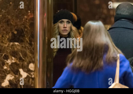 New York, USA. 9. Januar 2017. Lara Trump, Ehefrau von Präsident elect Trump Sohn Eric Trump ist in der Lobby des Trump Tower in New York, NY, USA am 9. Januar 2017 gesehen. Bildnachweis: Albin Lohr-Jones/Pool über CNP MediaPunch Credit: MediaPunch Inc/Alamy Live-Nachrichten Stockfoto