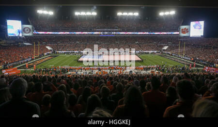 Tampa, USA. 9. Januar 2017. Die Flagge der Vereinigten Staaten von Amerika ist auf dem Feld kurz vor Beginn des College Football Playoff-Meisterschaft-Spiel zwischen der Alabama Crimson Tide und der Clemson Tigers in Tampa während entfaltet. Bildnachweis: ZUMA Press Inc/Alamy Live NewsTampa, USA. 9. Januar 2017. Bildnachweis: ZUMA Press Inc/Alamy Live-Nachrichten Stockfoto