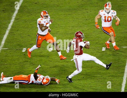 Tampa, USA. 9. Januar 2017. Alabama Crimson Tide Wide Receiver ARDARIUS STEWART (13) läuft der Ball während von Clemson Tigers defensive End AUSTIN BRYANT (91), links, Clemson Tigers Linebacker BEN BOULWARE (10) und Clemson Tigers Linebacker KENDALL JOSEPH (34) verfolgte in der ersten Hälfte. © Dirk Shadd/Tampa Bay Times / ZUMA Draht/Alamy Live News Stockfoto
