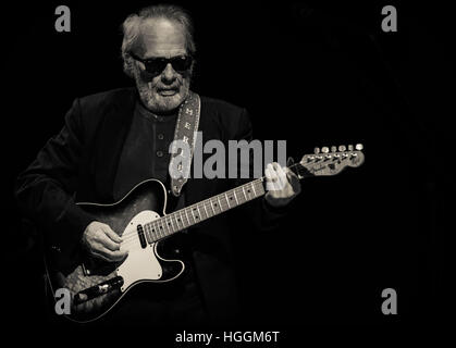 Datei. 6. April 2016. Country-Legende starb MERLE HAGGARD, wandte er sich 79 am Mittwoch. Haggard wurde 1994 in die Country Music Hall Of Fame aufgenommen. Er war bekannt für seinen 1969 Song Okie von Muskogee, zusammen mit Dutzenden anderen Nr. 1-Hits. Im Bild: 26. Juni 2013 - Cincinnati, Ohio, unterhalten US - MERLE HAGGARD ein volles Haus am Taft Theatre. © Joshua N. Timmermans/ZUMA Draht/Alamy Live-Nachrichten Stockfoto