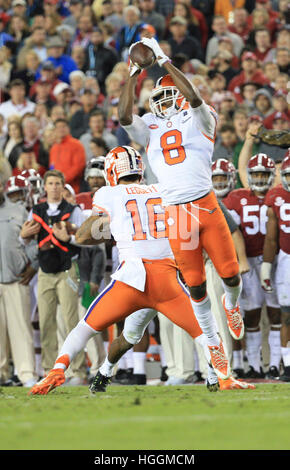 Tampa, Florida, USA. 9. Januar 2017. Clemson Tigers Wide Receiver Deon Cain (8) fängt den Ball im zweiten Quartal des College Football Playoff nationalen Titelmatch zwischen der Alabama Crimson Tide und der Clemson Tigers im Raymond James Stadium in Tampa. © Willen Vragovic/Tampa Bay Times / ZUMA Draht/Alamy Live News Stockfoto