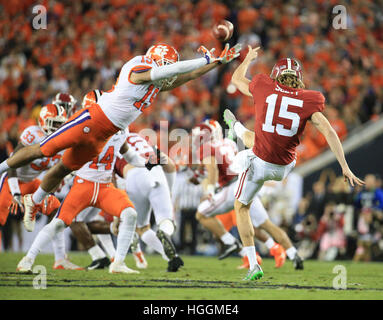 Tampa, Florida, USA. 9. Januar 2017. Clemson Tigers Sicherheit Tanner Muse (19) blockiert die Punt aus Alabama Crimson Tide Punter JK Scott (15), Clemso auf die 37 im ersten Quartal am national College Football Playoff-Titelmatch zwischen der Alabama Crimson Tide und der Clemson Tigers im Raymond James Stadium in Tampa. © Willen Vragovic/Tampa Bay Times / ZUMA Draht/Alamy Live News Stockfoto