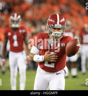 Tampa, Florida, USA. 9. Januar 2017. Alabama Crimson Tide Quarterback Jalen tut weh (2) erwärmt sich vor Beginn der nationalen College Football Playoff-Titelmatch zwischen der Alabama Crimson Tide und der Clemson Tigers im Raymond James Stadium in Tampa. © Willen Vragovic/Tampa Bay Times / ZUMA Draht/Alamy Live News Stockfoto