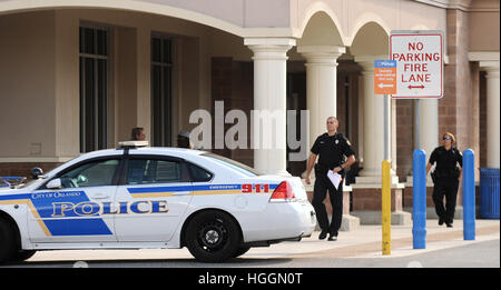 Orlando, USA. 9. Januar 2017.  Polizei gesehen vor dem Walmart-Geschäft in Orlando, Florida, wo Markeith Loyd angeblich erschossen und ein Polizeibeamter in Orlando, Florida am 9. Januar 2017 getötet. Das Opfer war Hauptfeldwebel Debra Clayton, ein 17-Jahres-Veteran der Abteilung. Loyd war auch für den angeblichen Mord an seine 24 Jahre alte schwangere Ex-Freundin Sade Nixon im Dezember gesucht. Bildnachweis: Paul Hennessy/Alamy Live-Nachrichten Stockfoto