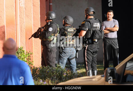 Orlando, USA. 9. Januar 2017.  Polizei suchen Tzadik Brookside Apartment-Komplex in Orlando, Florida für Markeith Loyd, einen Verdächtigen in der Erschießung eines Polizisten in Orlando, Florida am 9. Januar 2017 außerhalb eines Orlando Walmart-Shops. Der verdächtige angeblich geschossen und getötet Master Sergeant Debra Clayton, ein 17-Jahres-Veteran der Abteilung. Loyd war auch für den angeblichen Mord an seine 24 Jahre alte schwangere Ex-Freundin Sade Nixon im Dezember gesucht. Bildnachweis: Paul Hennessy/Alamy Live-Nachrichten Stockfoto