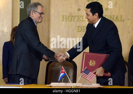 Havanna, Kuba. 9. Januar 2017. Eduardo Rodriguez (R), Kubas stellvertretende Verkehrsminister schüttelt Hände mit Jeffrey De Laurentis, Geschäftsträger bei der US-Botschaft in Kuba, nach der Unterzeichnung eines bilateralen Kooperationsabkommens in Havanna, Kuba, am 9. Januar 2017. Kuba und die Vereinigten Staaten am Montag Vereinbarung eine zur Zusammenarbeit zu bereinigen und künftigen Ölpest im Golf von Mexiko und die Floridastraße enthalten. © Joaquin Hernandez/Xinhua/Alamy Live-Nachrichten Stockfoto